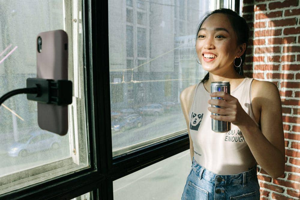 ilustrasi influencer membuat konten