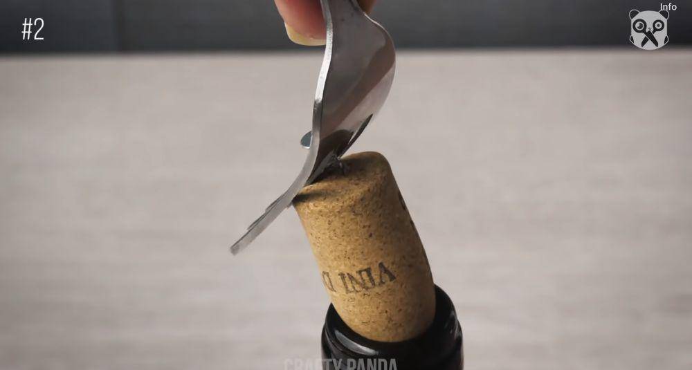 ilustrasi membuka botol wine (youtube.com/Crafty Panda)