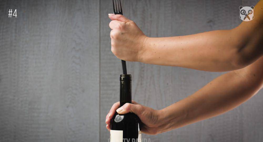 ilustrasi membuka botol wine (youtube.com/Crafty Panda)
