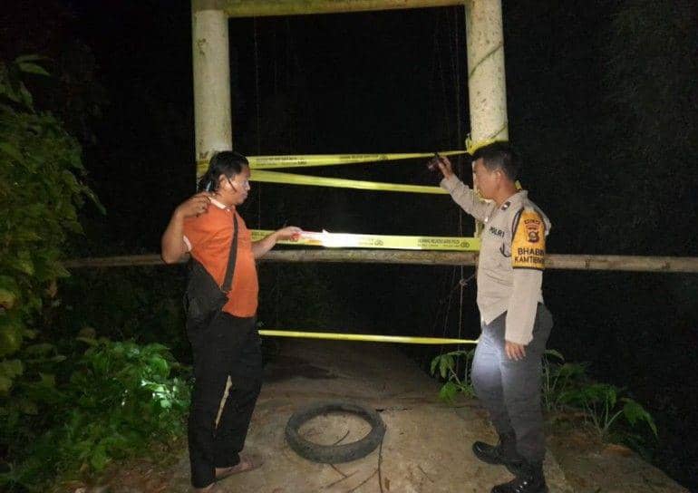 (Petugas kepolisian saat mengamankan lokasi jembatan gantung yang putus di OKU) IDN Times/istimewa