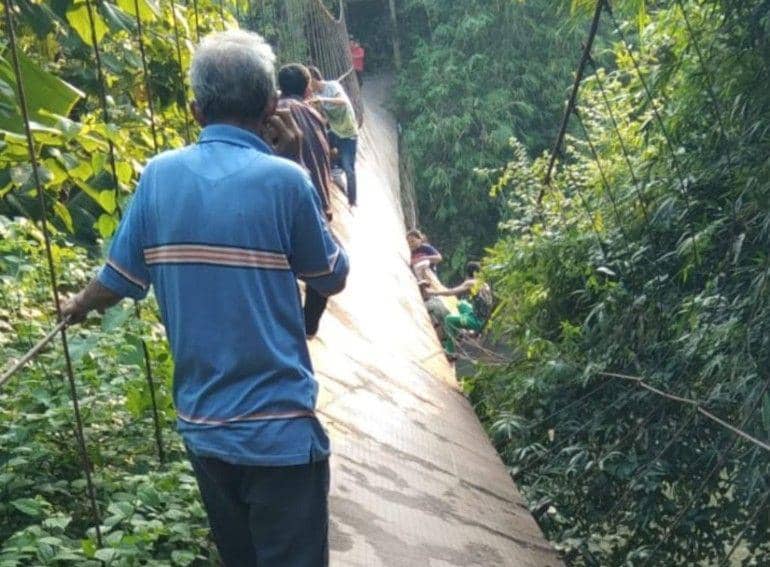 Puluhan Warga OKU Jatuh dari Jembatan Saat Menonton Lomba Renang