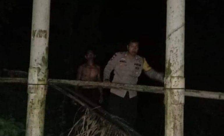 (Petugas kepolisian saat mengamankan lokasi jembatan gantung yang putus di OKU) IDN Times/istimewa