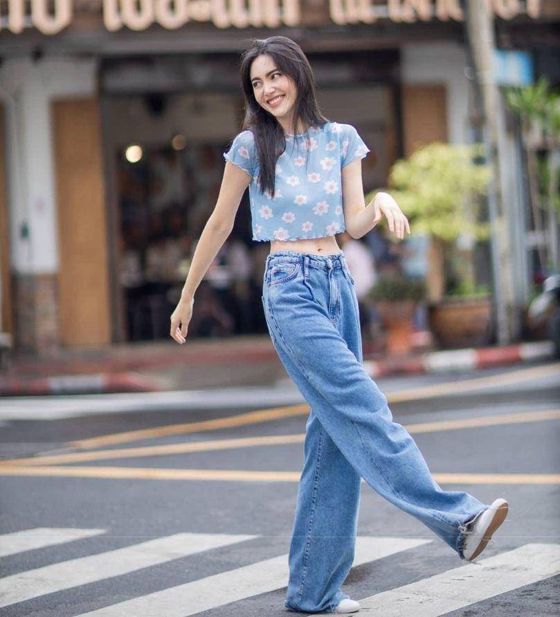 ide outfit dengan crop top ala Davika Hoorne (instagram.com/davikah)