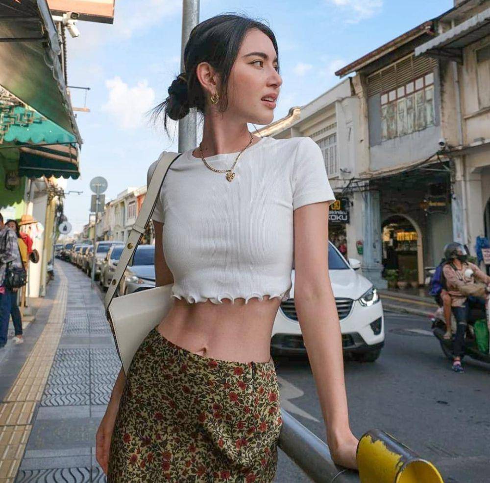 ide outfit dengan crop top ala Davika Hoorne (instagram.com/davikah)