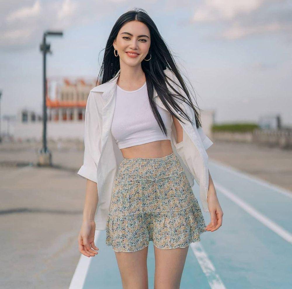 ide outfit dengan crop top ala Davika Hoorne (instagram.com/davikah)