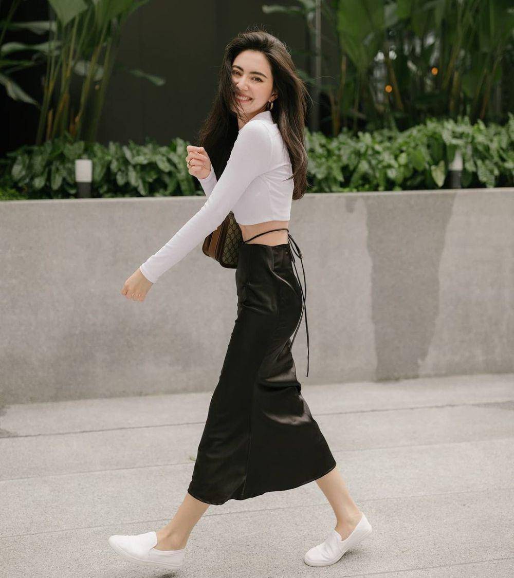 ide outfit dengan crop top ala Davika Hoorne (instagram.com/davikah)