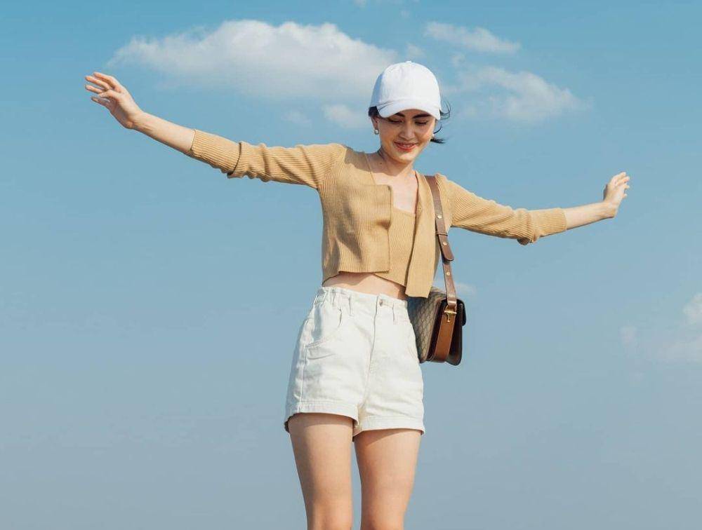 ide outfit dengan crop top ala Davika Hoorne (instagram.com/davikah)