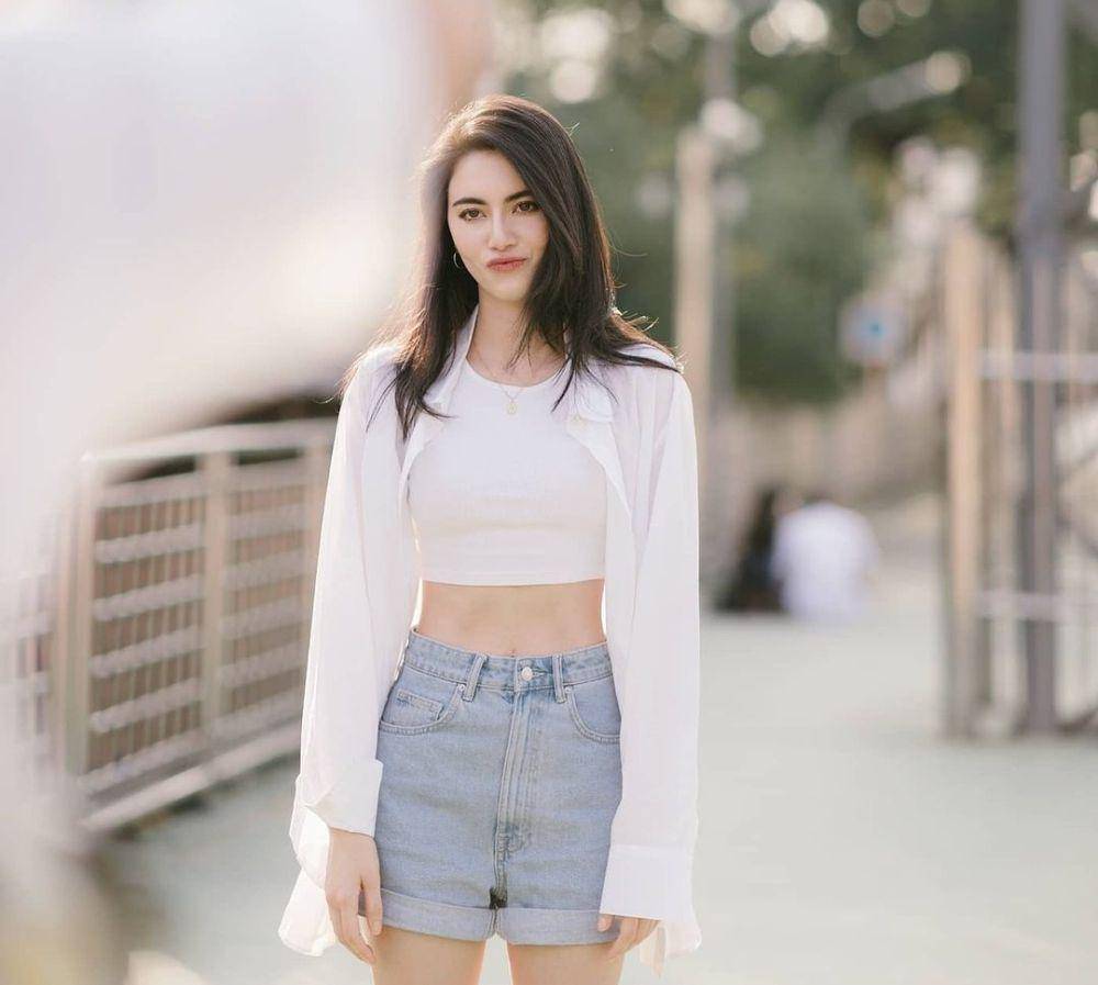 ide outfit dengan crop top ala Davika Hoorne (instagram.com/davikah)