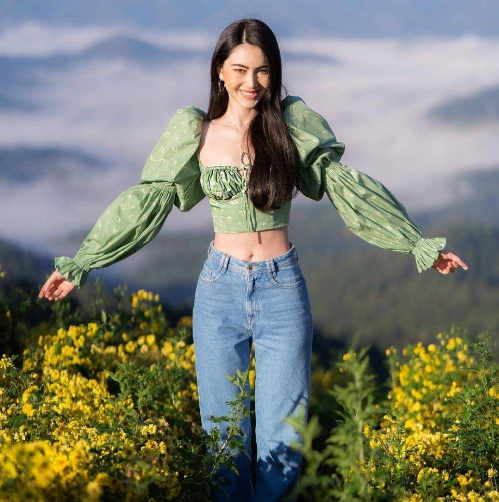 ide outfit dengan crop top ala Davika Hoorne (instagram.com/davikah)