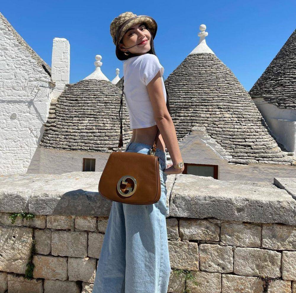 ide outfit dengan crop top ala Davika Hoorne (instagram.com/davikah)