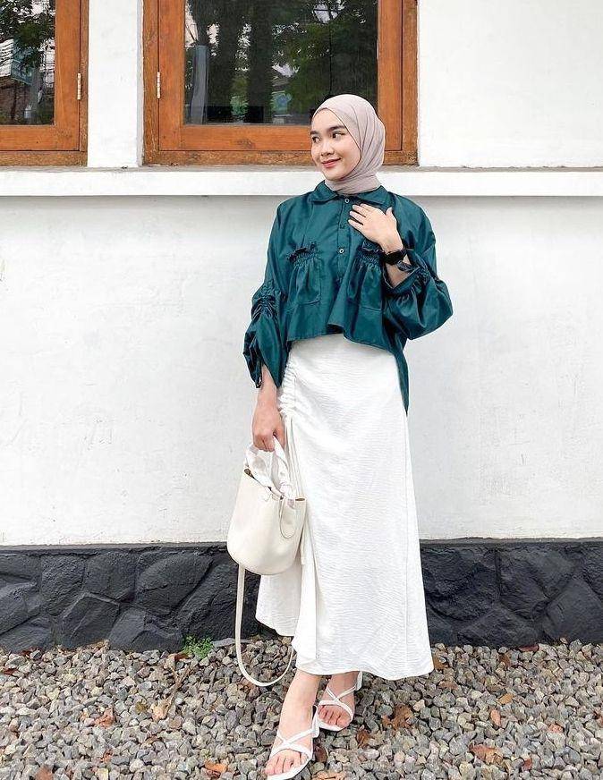 OOTD hijab hijau tua (instagram.com/karinasantii)