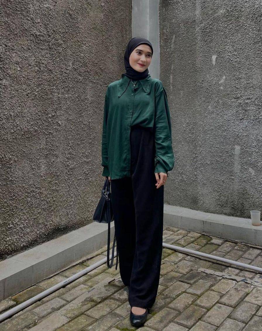 OOTD hijab hijau tua (instagram.com/cutindahsundari)