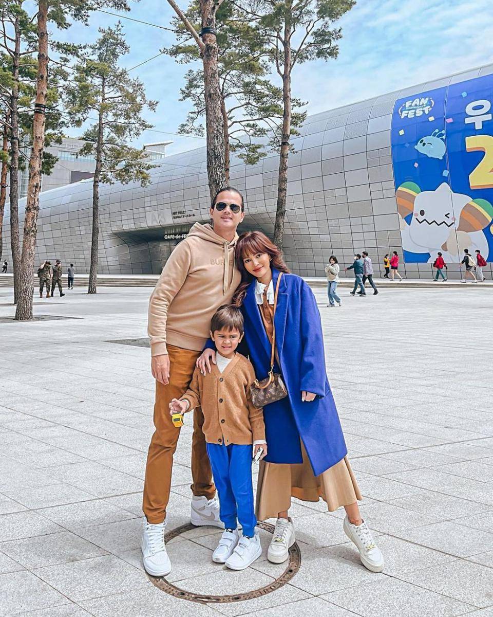 OOTD Matching ala Keluarga Rachel Goddard (instagram.com/rachgoddard)