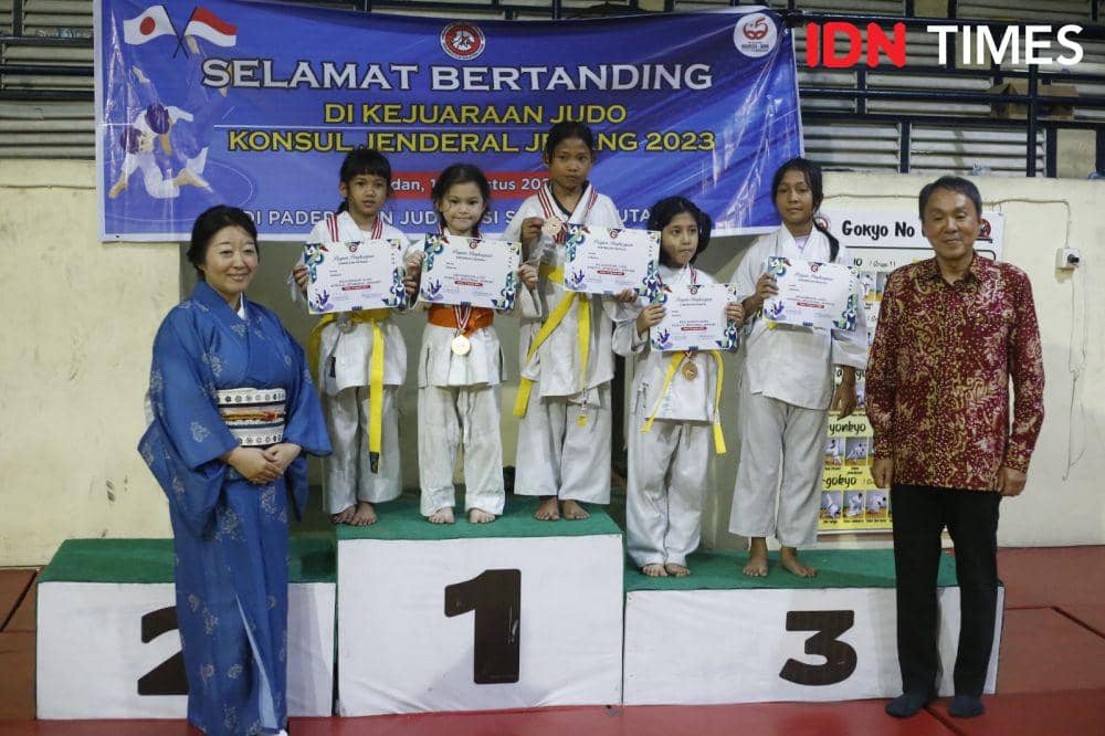 Konsul Jenderal Jepang di Medan Takonai Susumu dan istri usai serahkan medali Kejuaraan Konjen Jepang 2023, Sabtu (19/8/2023) (IDN Times/Doni Hermawan)