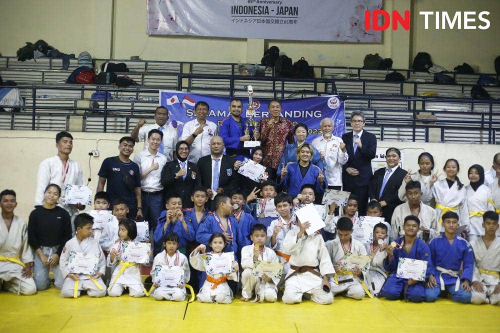 Para atlet Tenri Judo Club (TJC) bersama dengan Konsul Jenderal Jepang Medan Takonai Susumu dan para pengurus PJSI Sumut (IDN Times/Doni Hermawan)