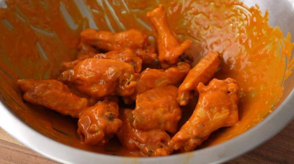 Buffalo wings. (dok. YouTube.com/Brian Lagerstrom)