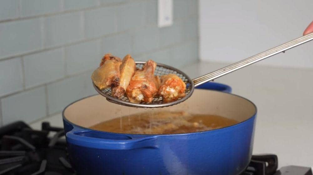 Cara membuat buffalo wings. (dok. YouTube.com/Brian Lagerstorm)