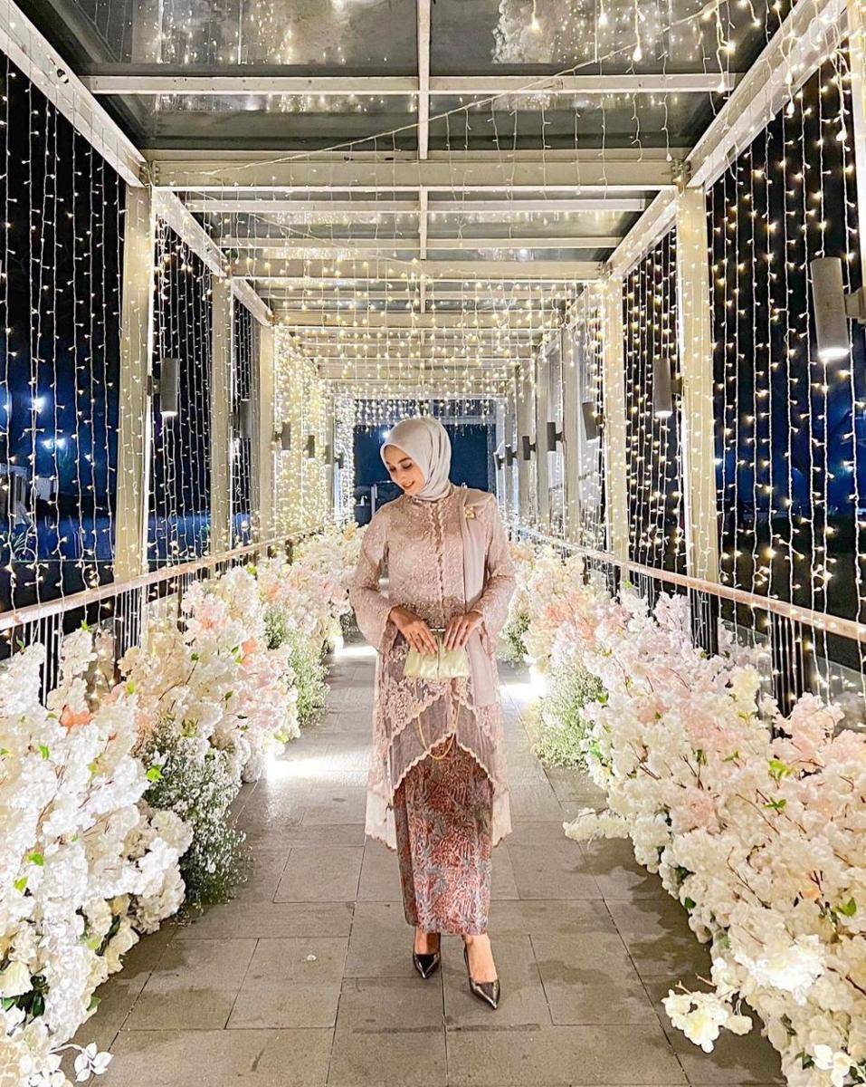 Kebaya kondangan hijab. (instagram.com/indirahapsari)