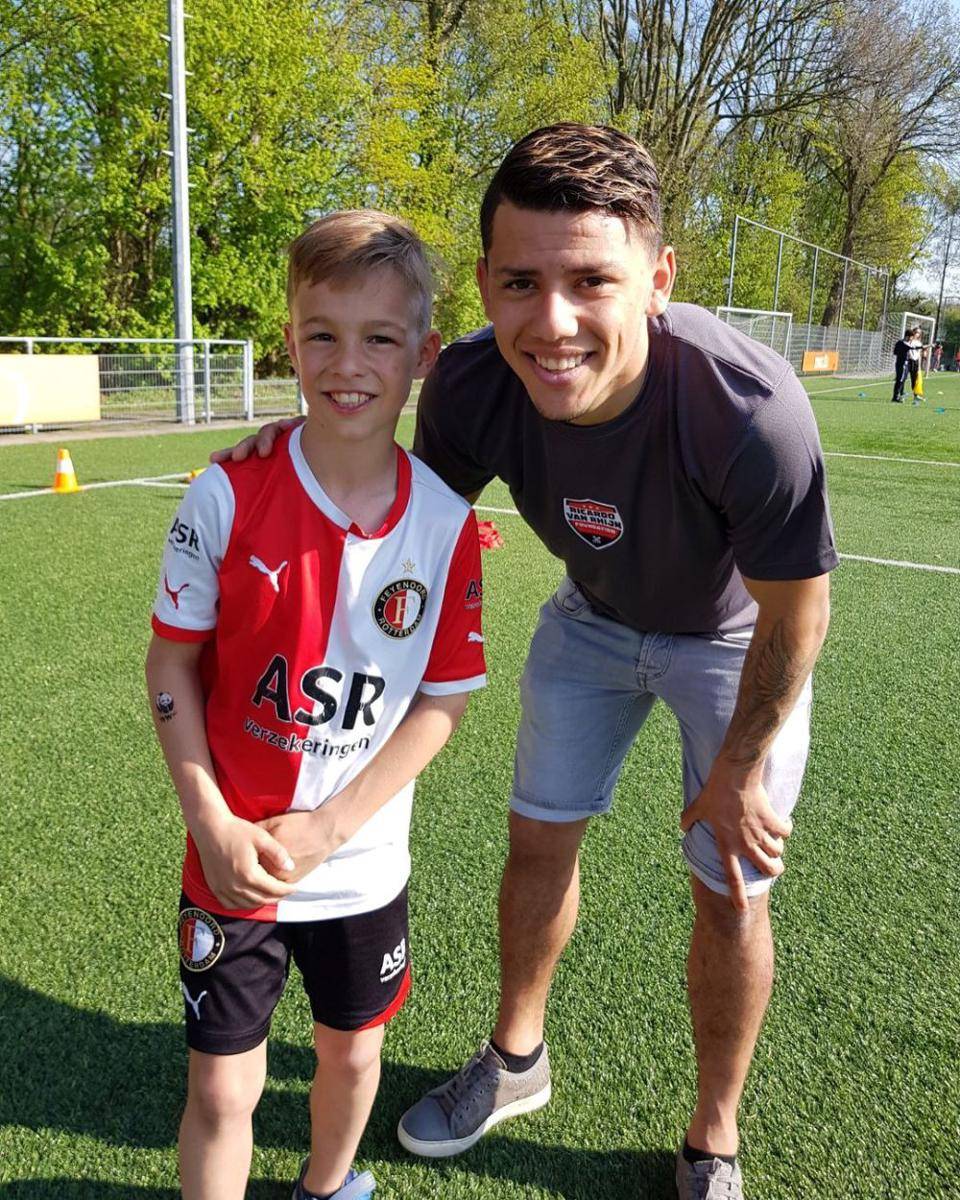 potret Gustavo Hamer (kanan) bersama seorang anak (instagram.com/gustavohamerr)