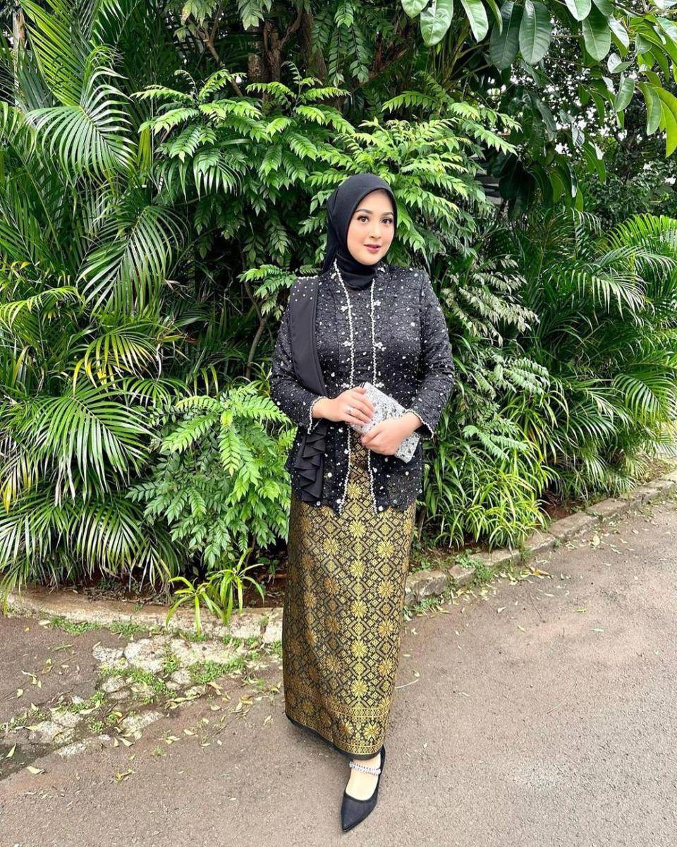 Kebaya kondangan. (insatgram.com/delmiraprabu)