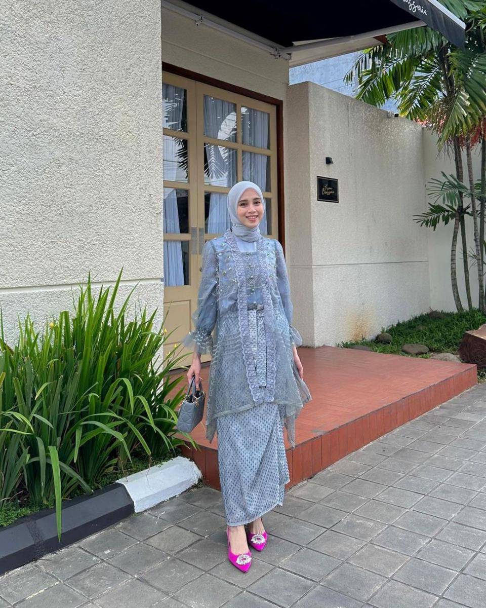 Kebaya kondangan. (instagram.com/vinamaulina)