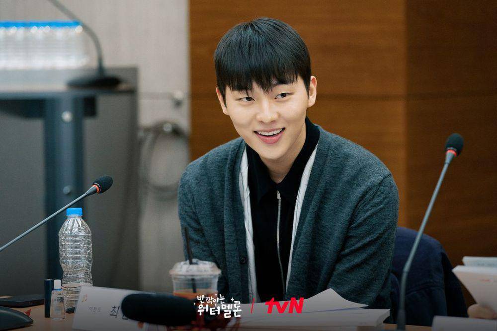 Choi Hyun Wook saat proses script reading Twinkling Watermelon (instagram.com/tvn_drama)