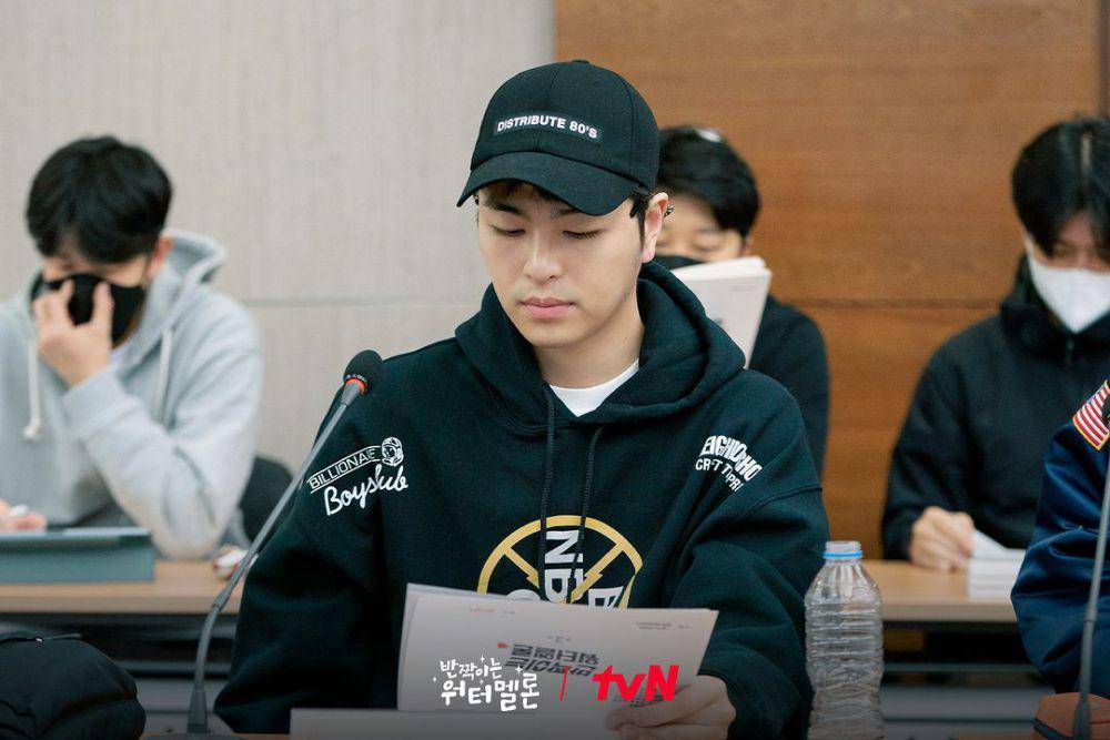 Koo Jun Hoe iKON saat proses script reading Twinkling Watermelon (instagram.com/tvn_drama)