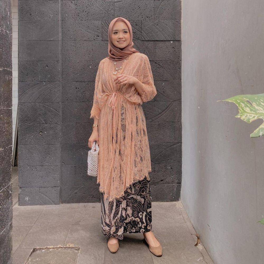Kebaya kondangan. (insatgram.com/dinidjoemiko)