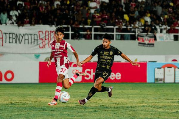 Rahmat Arjuna saat menusuk ke daerah pertahanan Persis Solo. (Baliutd.com)