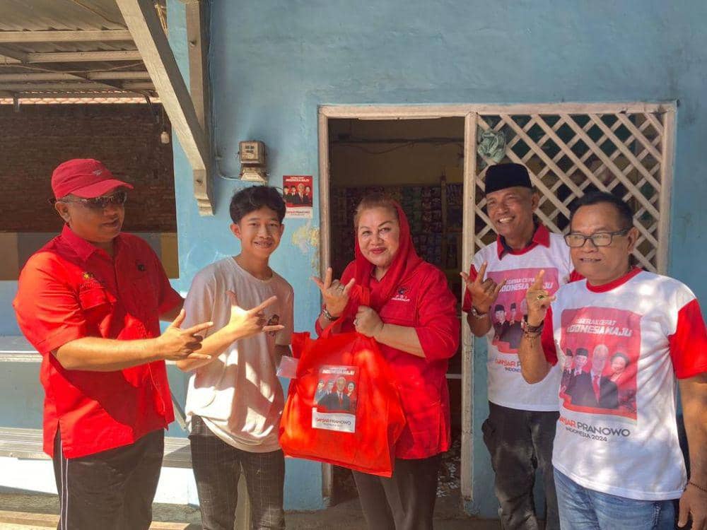 Wali Kota Semarang Hevearita Gunaryanti Rahayu yang juga Wakil Ketua DPC PDIP Kota Semarang mendatangi rumah-rumah warga menempel stiker Capres PDIP Ganjar Pranowo di Kota Semarang. (dok. PDIP)