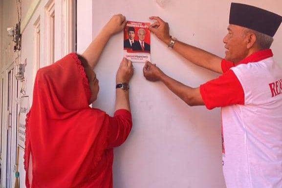 Wali Kota Semarang Hevearita Gunaryanti Rahayu yang juga Wakil Ketua DPC PDIP Kota Semarang mendatangi rumah-rumah warga menempel stiker Capres PDIP Ganjar Pranowo di Kota Semarang. (dok. PDIP)