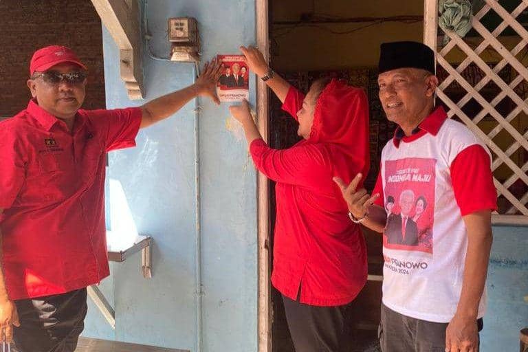 Mbak Ita Door to Door Tempel Stiker Capres Ganjar di Rumah Warga Semarang
