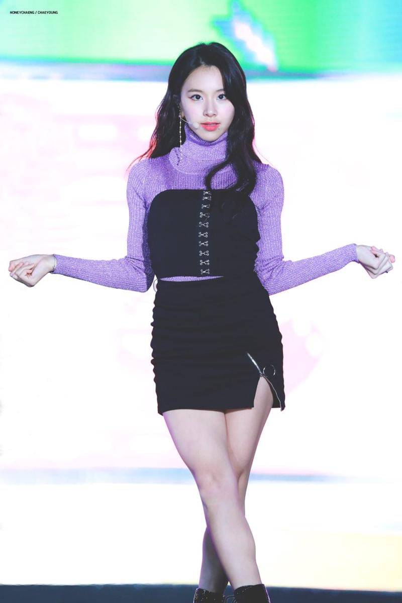 padu padan slit skirt ala Chaeyoung TWICE (twitter.com/honeychaeng)