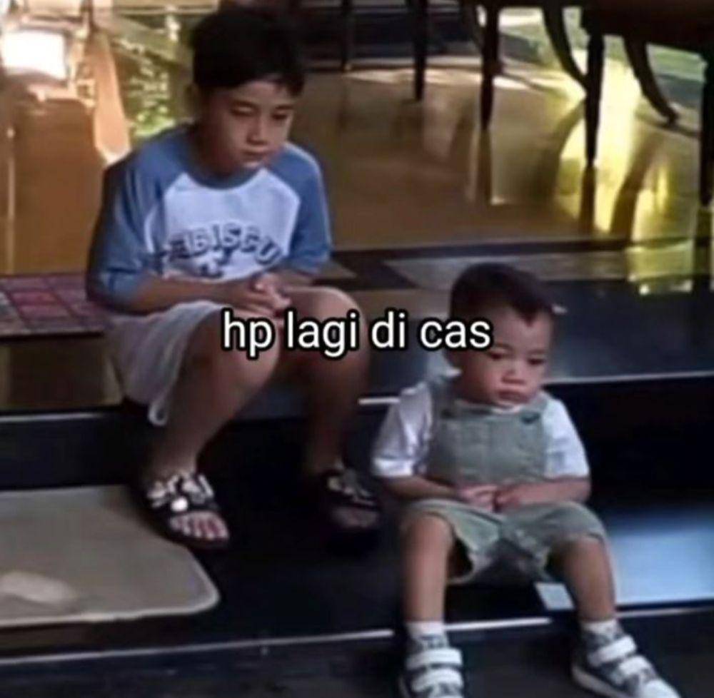 meme lagi charge HP (instagram.com/zkzyo)