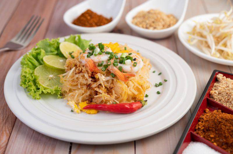 ilustrasi pad thai di Sawasdee Ratchawat (freepik.com/jcomp)
