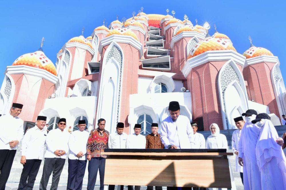 Gubernur Sulawesi Selatan meresmikan Masjid 99 Kubah di kawasan CPI Makassar, Minggu (20/8/2023). Dok.Humas Pemprov Sulsel