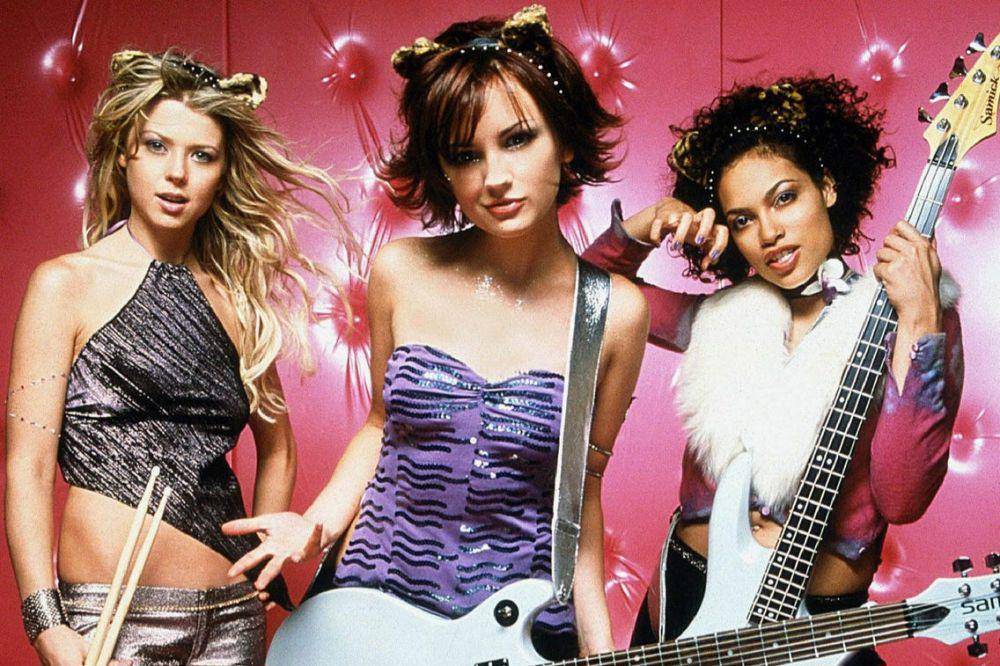 Rosario Dawson (kanan) dalam film Josie and the Pussycats (dok. Universal Pictures/Josie and the Pussycats)