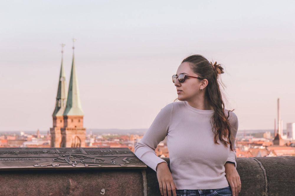 ilustrasi wanita serius (unsplash.com/Kristijan Arsov)