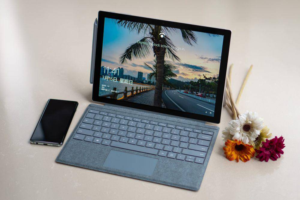 Sebuah laptop dan handphone(pixabay.com/Adrian2019)