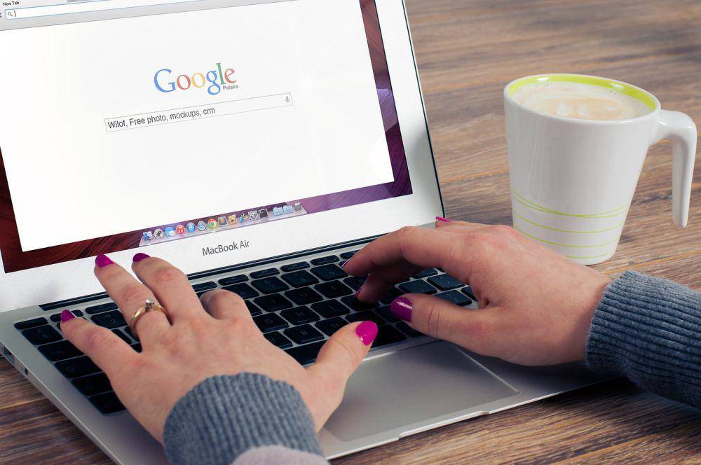ilustrasi seseorang menggunakan Google(pixabay.com/Firmbee)