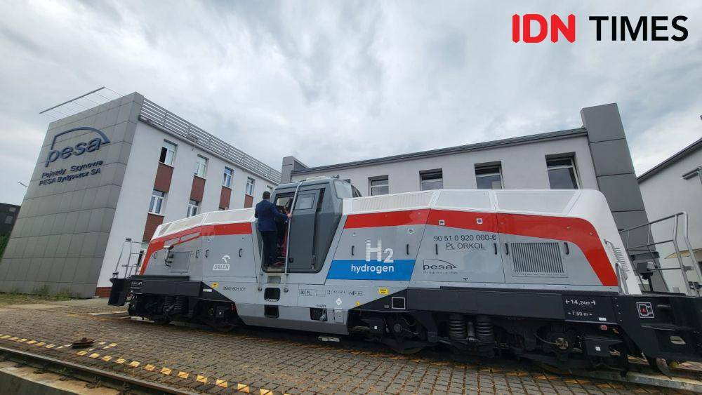 Lokomotif SM42-6Dn berbahan bakar hidrogen yang diproduksi oleh PESA (IDN Times/Ridwan Aji Pitoko)