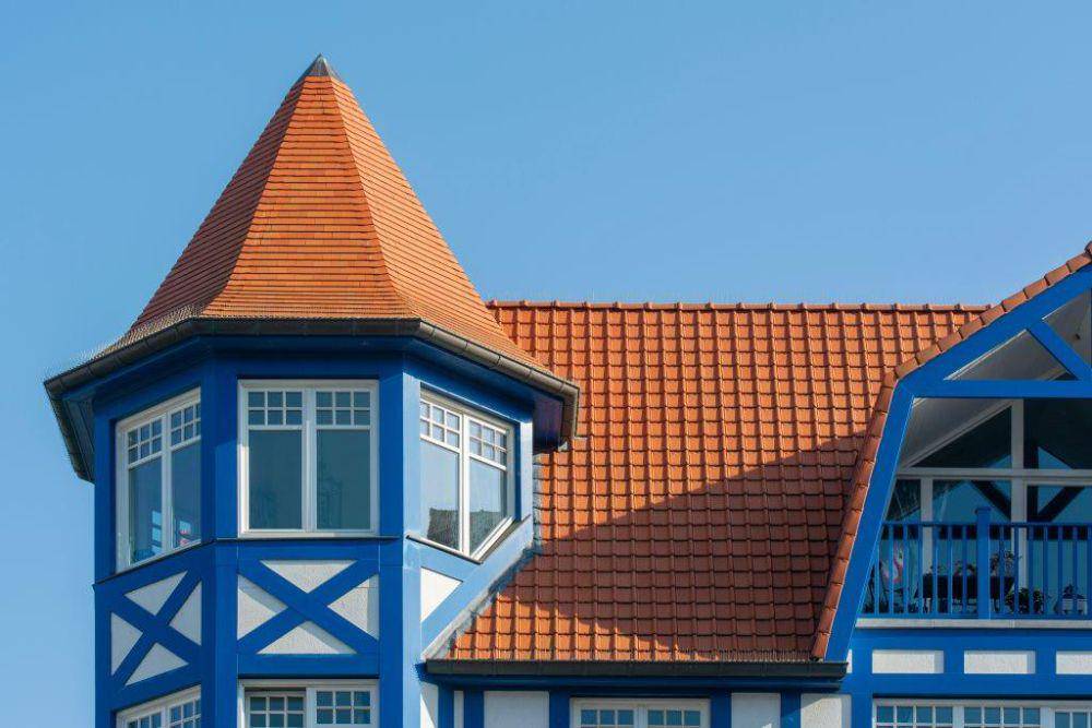 ilustrasi dinding warna biru dan atap warna merah (pexels.com/Jan van der Wolf)