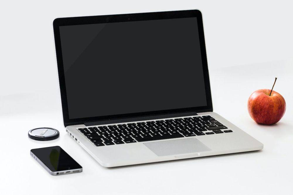Laptop dalam kondisi sleep(pexels.com/karsten madsen)