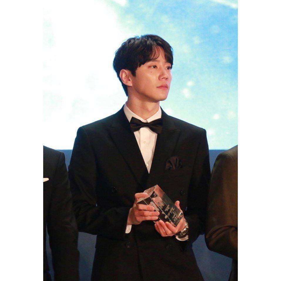 Lee Jun Young (instagram.com/j_f_l_e_x)