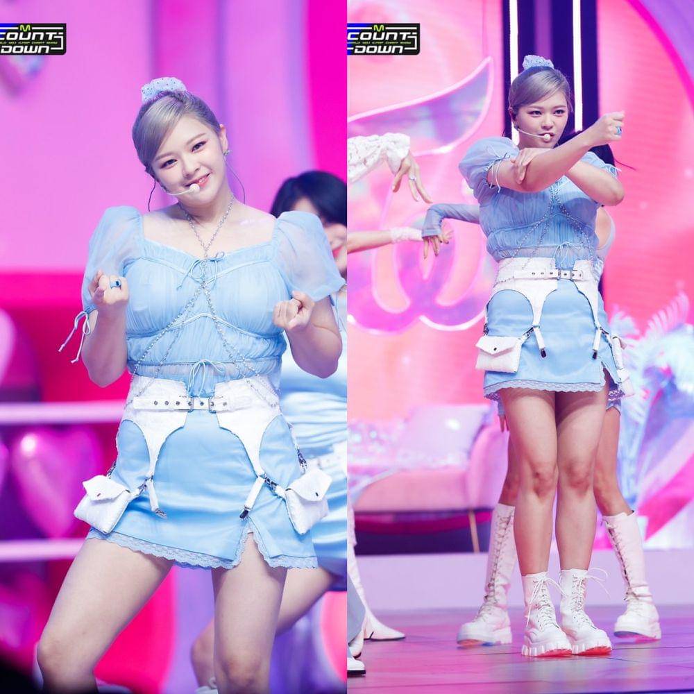 padu padan slit skirt ala Jeongyeon TWICE (m.post.naver.com/mnet_wekid)
