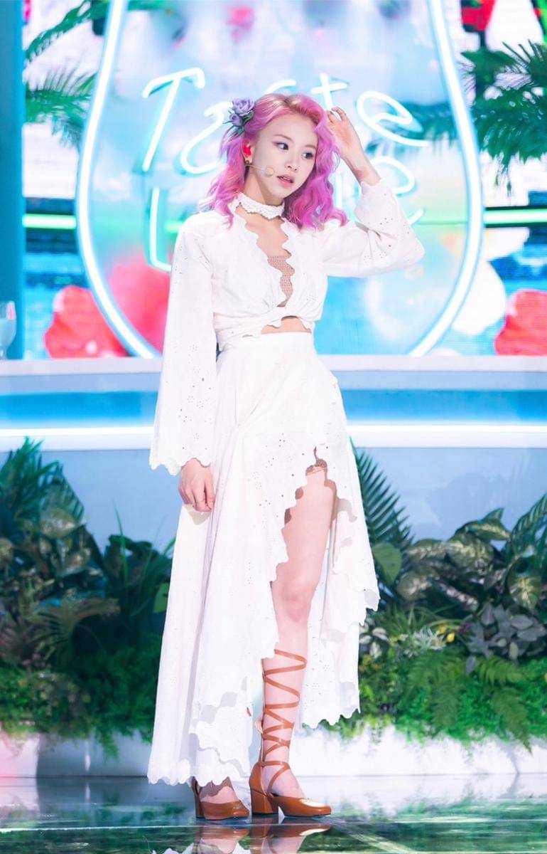 padu padan slit skirt ala Chaeyoung TWICE (dok. SBS Inkigayo/PD Note)