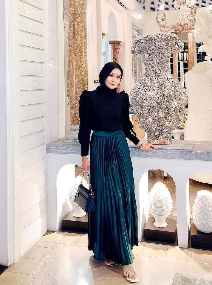 OOTD hijab hijau tua (instagram.com/irahscha)