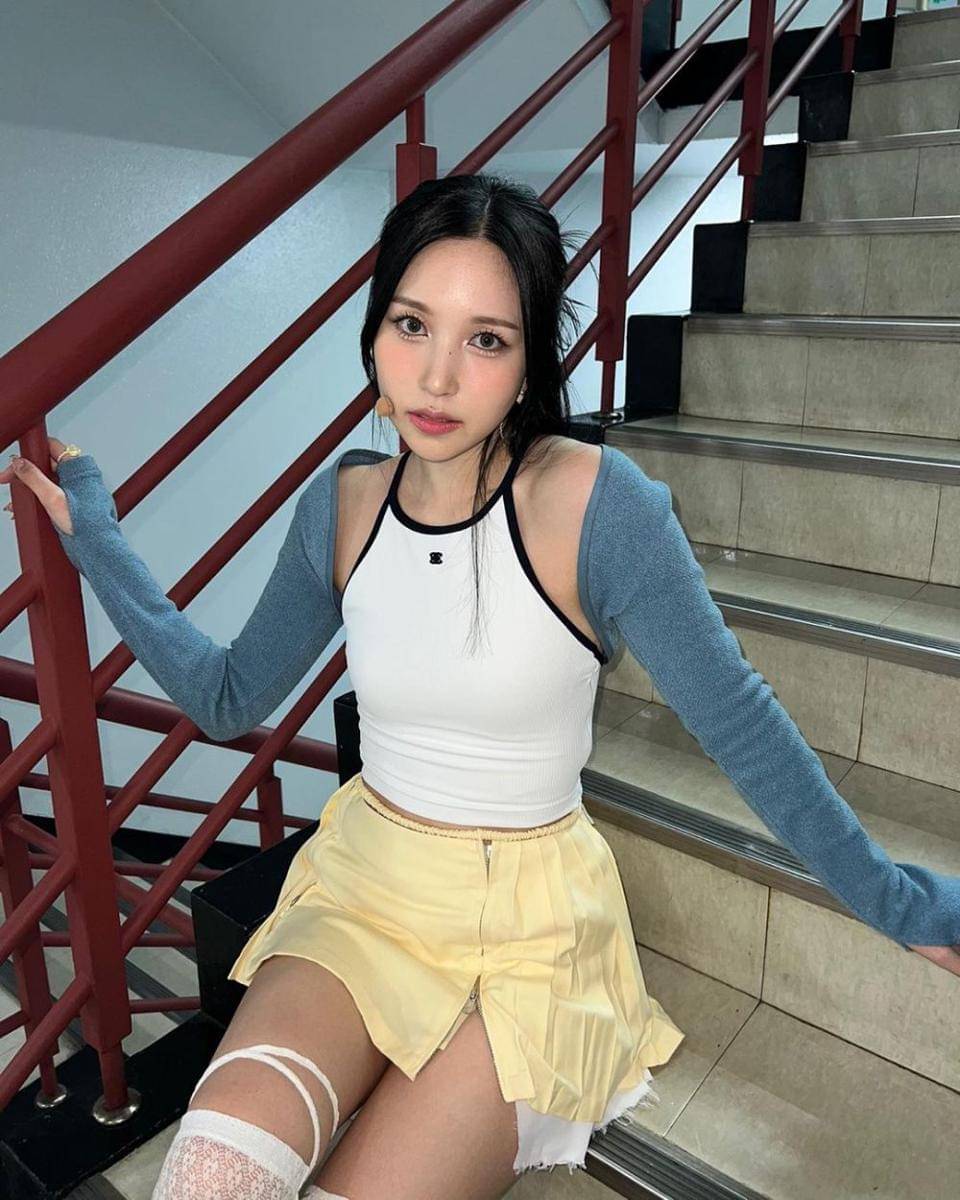 padu padan slit skirt ala Mina TWICE (instagram.com/mina_sr_my)