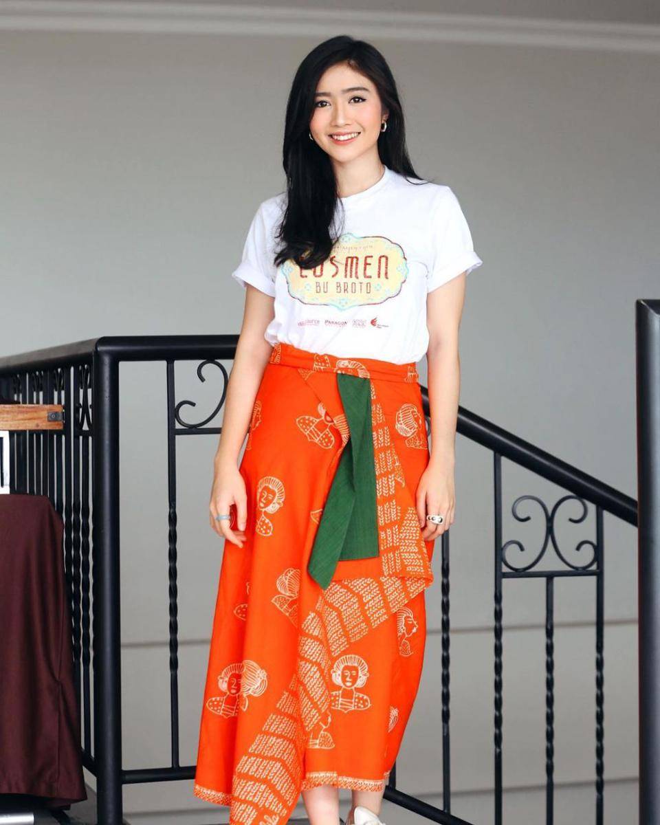 ide gaya berkain tradisional ala Febby Rastanty (instagram.com/febbyrastanty)