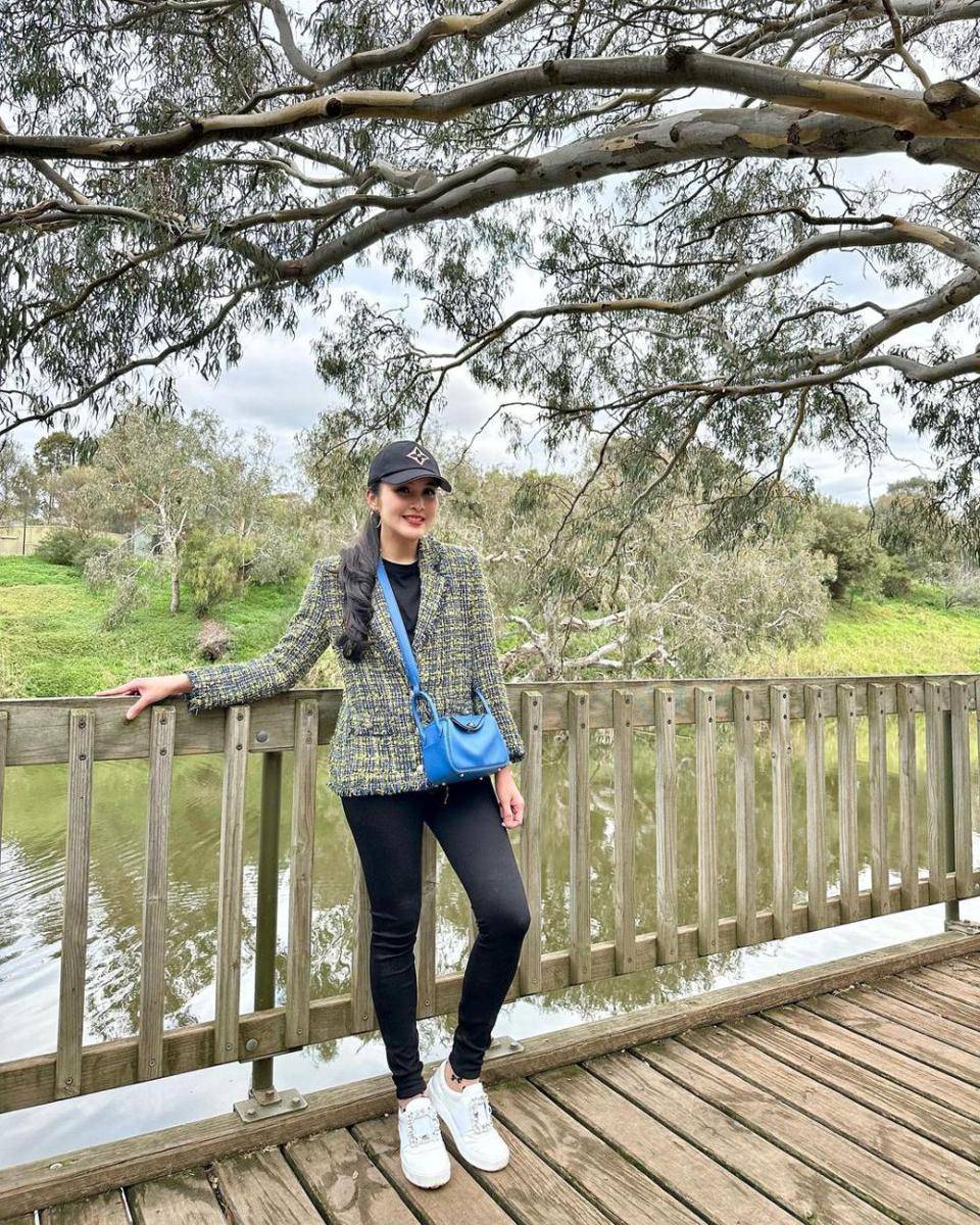 ide gaya Sandra Dewi dengan long jeans (instagram.com/sandradewi88)